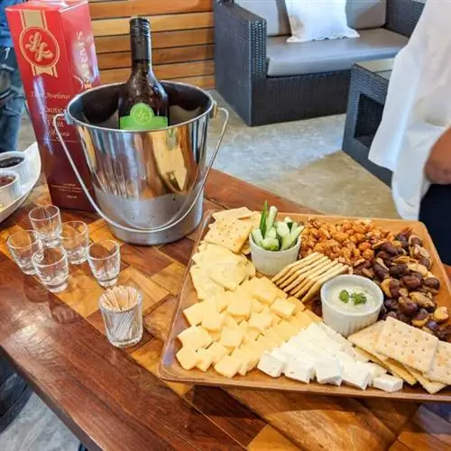 Тропические фруктовые вина в сочетании с сыром, крекерами и орехами.