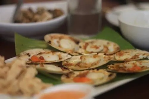 Запеченные гребешки Ocho Seafood and Grill's, богатое маслом блюдо, пропитанное специями, обязательно стоит попробовать в городе Таклобан.