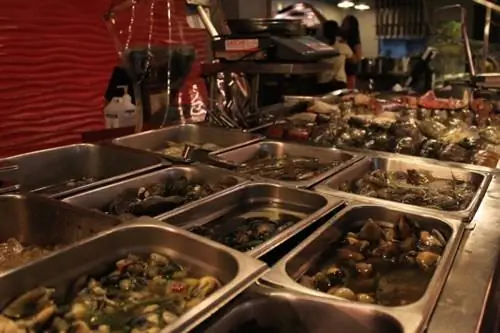 Разнообразие свежайших морепродуктов, доступных только на острове Лейте, находится в пределах досягаемости в ресторане Ocho Seafood & Grill.