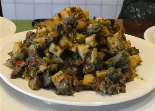 Традиционное овощное блюдо Майорки на плече