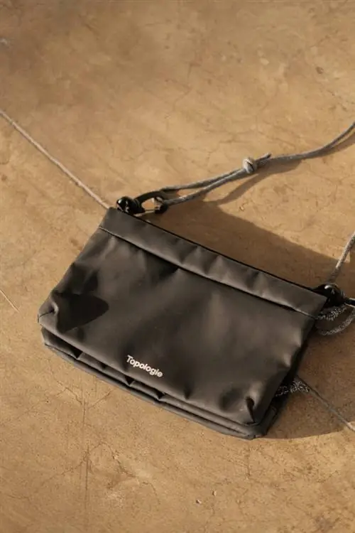 Сумка-слинг от Topologie.