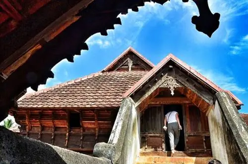 Исследование различных частей дворца Падманабхапурам.