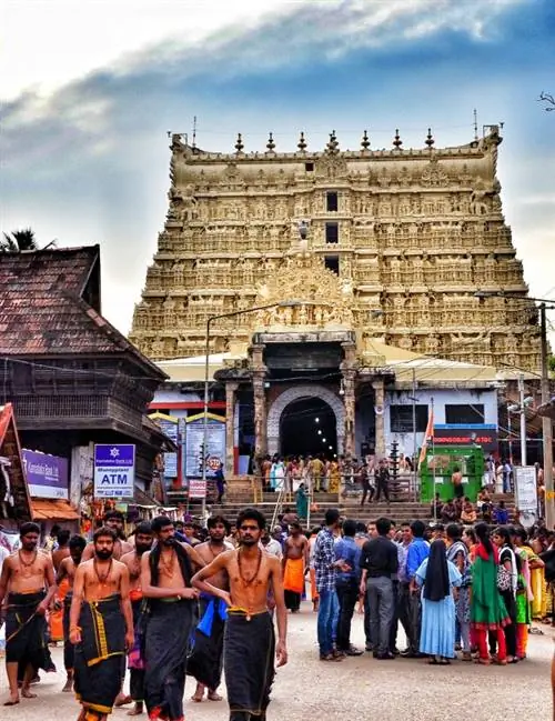 Паломники посещают храм Падманабхасвами