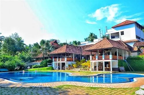 Курортный отель Travancore Heritage у бассейна