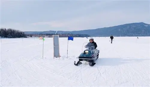 Для любителей острых ощущений: захватывающий опыт катания на снегоходах на озере Акан на Хоккайдо