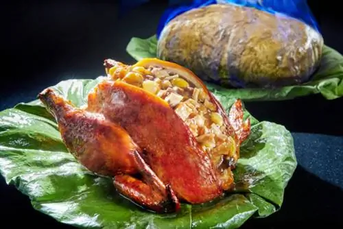 Одно из популярных блюд Клуба Большого Китая, The Flaming Fortune Chicken, которое приглашают гостей открыть из оболочки «золотым молотком», предлагается всего за 188 гонконгских долларов (первоначальная цена 788 гонконгских долларов) за ужин.