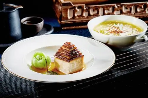 На День матери с 1 по 10 мая 2020 года предлагаются два гастрономических комплексных меню из 12 блюд по цене 588 гонконгских долларов или 688 гонконгских долларов на человека при заказе столов минимум на четыре человека; со скидкой 10 % при раннем бронировании на бронирование с 1 по 3 мая 2020 г. и 15 % на бронирование столика с 4 по 7 мая 2020 г.