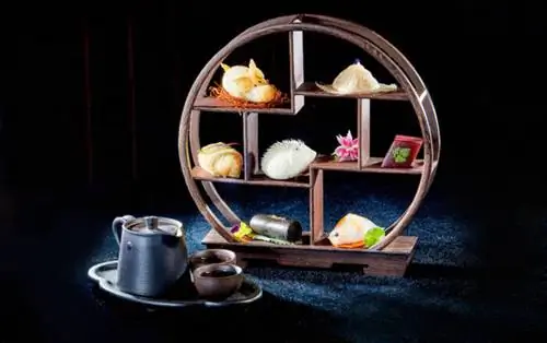 Знаменитый фирменный димсам представлен вместе с новым блюдом Man Hing Dim Sum, состоящим из семи любимых фирменных блюд на двоих со скидкой от 284 до 198 гонконгских долларов.