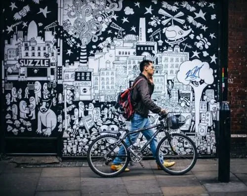 Brick Lane London, автор Клем Оноджегуо через Unsplash