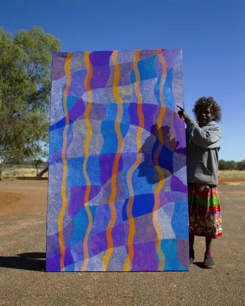 Художница Энн Лейн из фото @ikuntjiartists со страницы Visit Central Australia