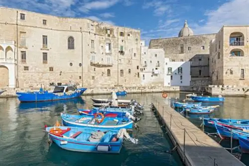 Вид на гавань Монополи с рыбацкими лодками, Апулия, Италия. фото через Depositphotos