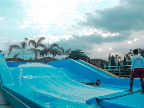 Flow Rider: поездка, которая проверит ваши навыки серфинга
