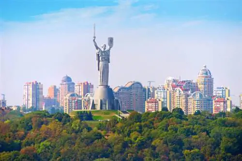 Памятник Родина-мать. Киев, Украина через Depositphotos