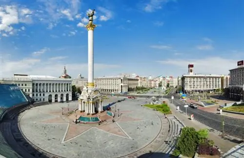 Площадь Независимости с памятником Берегине в Киеве, фото через Depositphotos