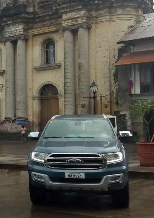 Наш Ford Everest перед базиликой Таал