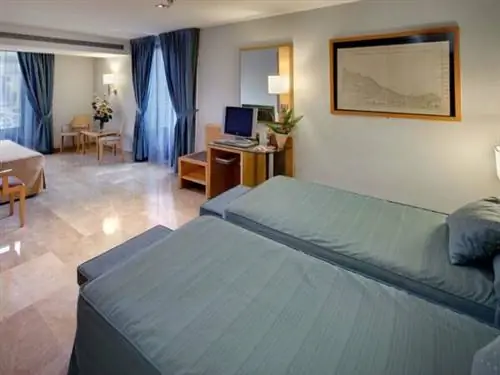 Трехместный номер в отеле Del Mar Barcelona