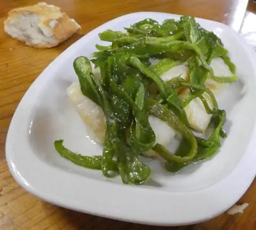 За омлетом последовала вкусная тарелка трески, приправленной перцем.