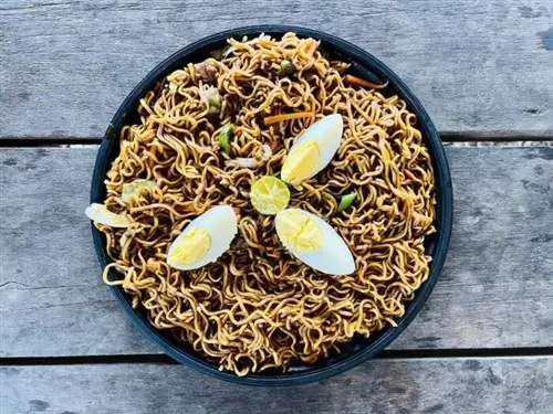 Ми Горенг в эко-закусочной на пляже Салакот