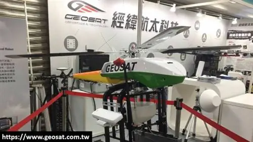 Alpas II компании GEOSAT Aerospace and Technology - это интеллектуальный беспилотный летательный аппарат, который осуществляет наблюдение и распыление удобрений и инсектицидов через свои форсунки.