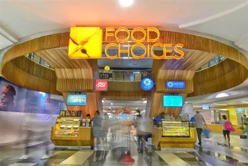 Ресторан Food Choices, расположенный на 3-м уровне Glorietta, может похвастаться захватывающим ужином в уютной обстановке с теплыми деревянными деталями, шикарными стульями и столами, сочетающимися с различными текстурами и отделками, и все это в нежной монохромной палитре, украшенной яркими акцентами. по неоновым вывескам. Универсальность пространства позволяет задержаться подольше за вкусной едой или, может быть, кофе и десертом. Это идеальное место для встреч, которое отличается от обычной атмосферы фуд-корта качественным выбором по доступным ценам для гурманов Макати.