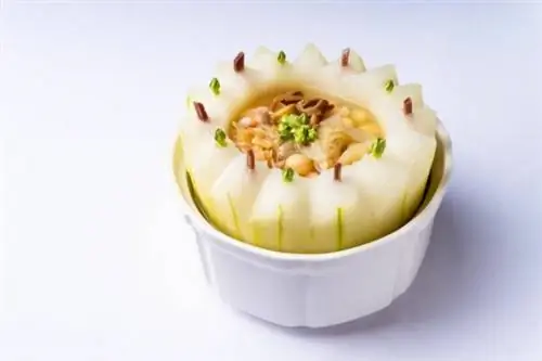 Суп из морепродуктов, фаршированный зимней дыней