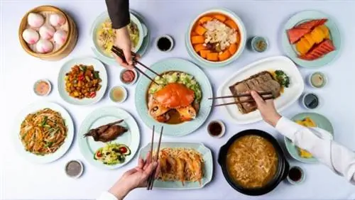 Шикарный современный ресторан Chiu Chow Chateh от Buick Management отмечает День отца банкетом для всей семьи и меню димсам в Mira Place One в Цим Ша Цуй с 8 по 9 и 15-16 июня 2019 года. На выбор два ужина из 12 блюд на выбор. стоят 4 280 гонконгских долларов за 12 человек и 2 180 гонконгских долларов за 6 человек или 5 680 гонконгских долларов за 12 человек и 2 880 гонконгских долларов за 6 человек.