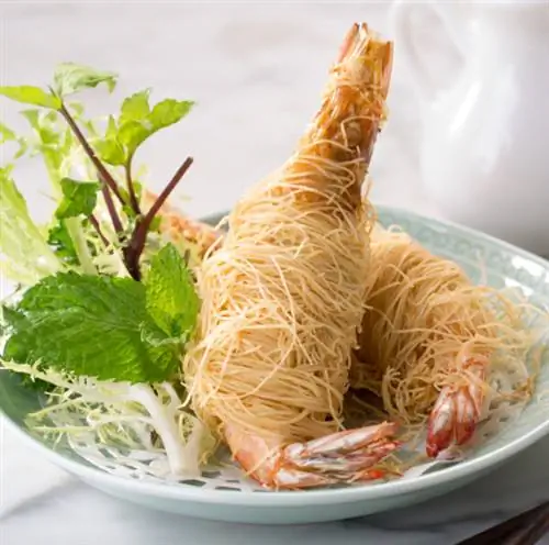 Жареные во фритюре морские креветки, завернутые в хрустящую лапшу