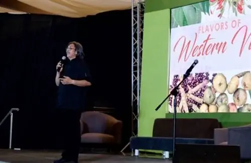 Шеф-повар Рафаэль Тибонг Джарделеза приветствует участников.