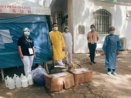 Кампания Тулонг Илокано передает пожертвования средств индивидуальной защиты и медикаментов некоторым больницам в Илокос-Южный.