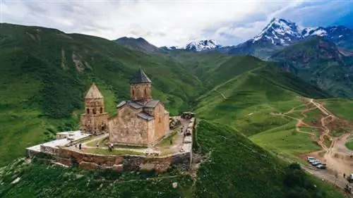 Лучшие места для посещения в Грузии - фотография Старого замка через Depositphotos.com