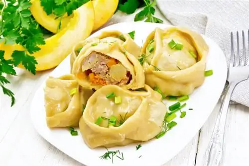 Манты, приготовленные на пару, турецкие пельмени, фото через Depositphotos