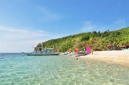 Пляж с белым песком на острове Кобрадор