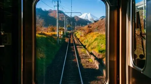 Осенние пейзажи вдоль железнодорожных путей в Японии через DepositPhotos