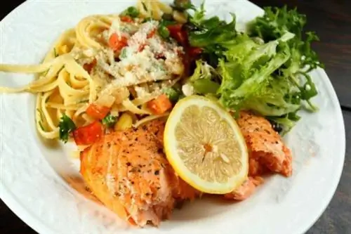 Жареный королевский лосось в кирпичной печи