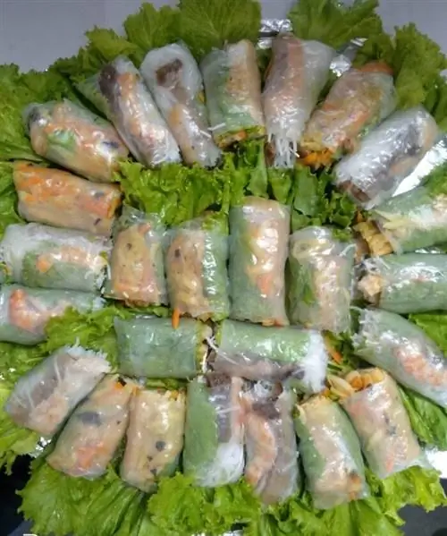 Свежая Люмпия. Смешанное фото со страницы ресторана Viet Ville в Facebook.