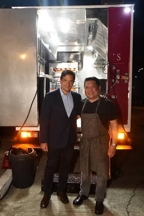 Питер Цвинер, президент и управляющий партнер Wolfgang’s Steakhouse Globally, с шеф-поваром Крисом Оронсе, исполнительным шеф-поваром Wolfgang’s Steakhouse Philippines