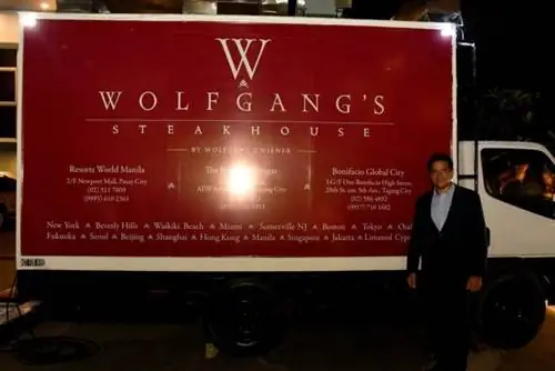 Питер Цвинер, президент и управляющий партнер Wolfgang’s Steakhouse Globally, с шеф-поваром Крисом Оронсе, исполнительным шеф-поваром Wolfgang’s Steakhouse Philippines