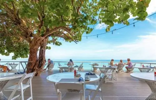 Номер Negril Travellers Beach с видом на сад