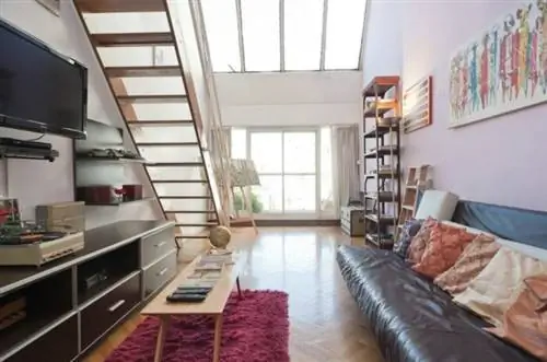 Двухуровневая квартира Airbnb расположена в центре Буэнос-Айреса