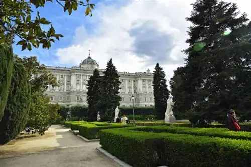 Сады Сабатини (Jardines de Sabatini), открытые для публики королем Хуаном Карлосом I в 1978 году в честь итальянского архитектора Франческо Сабатини, являются частью Королевского дворца в Мадриде, Испания. фото через DepositPhotos