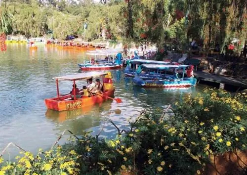 Туристы наслаждаются безмятежными водами озера Бернем