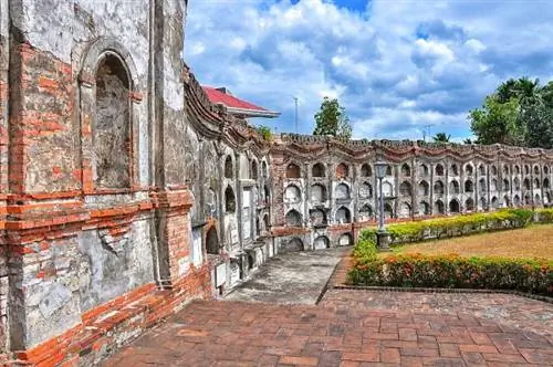 Еще гробницы за пределами церкви