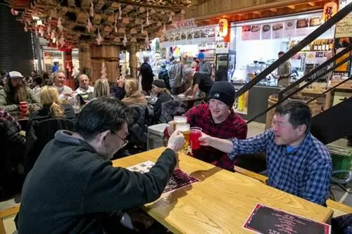Восхитительные блюда фьюжн, местные IPA, а также все основные японские блюда и напитки доступны в оживленном ночном клубе Нодзава-Онсэн.