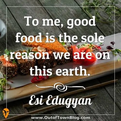 Вкусные японские сашими. Рулетики из лосося на квадратной тарелке.