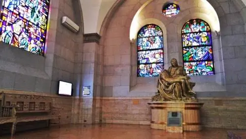 Внутри Манильского собора