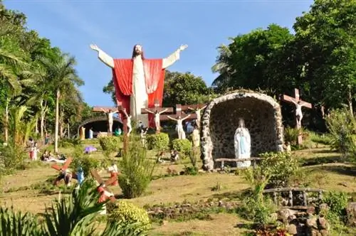 Статуя Иисуса Христа в храме Камай-ни-Хесус