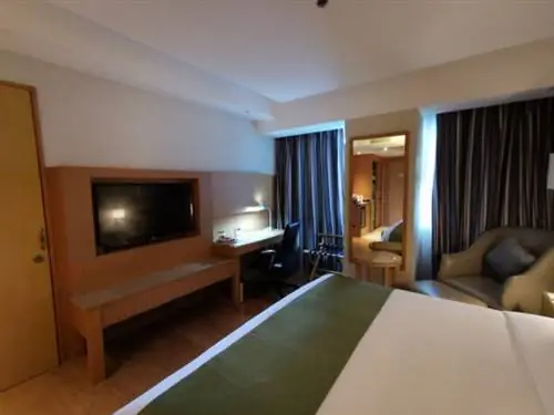 Удобная кровать в отеле Holiday Inn Baguio City