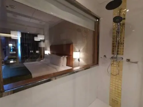 Стеклянное окно в ванной комнате отеля Holiday Inn Baguio City Centre