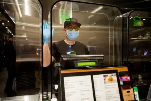 В безопасности в хижине