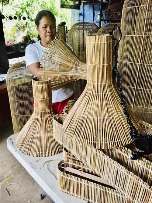 Женщины Hacienda Crafts поддерживают филиппинское искусство и ремесла.